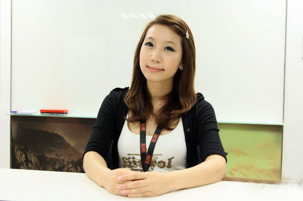 暴雪性感女助理自曝为魔兽顶尖高手 曾穷到只能喝水(2)