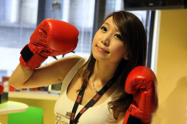 暴雪性感女助理自曝为魔兽顶尖高手 曾穷到只能喝水(4)