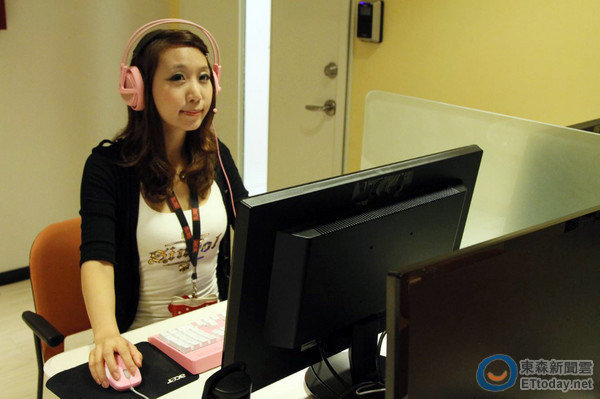 暴雪性感女助理自曝为魔兽顶尖高手 曾穷到只能喝水(9)