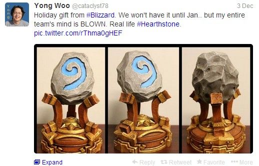 2013年暴雪员工纪念品：会发光的仿真炉石