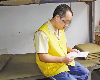 昨天，张文兵在看家书。