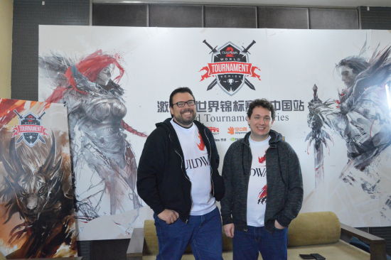 《激战2》竞技部总监John Corpening(左)、竞技项目经理Joshua Davis(右)