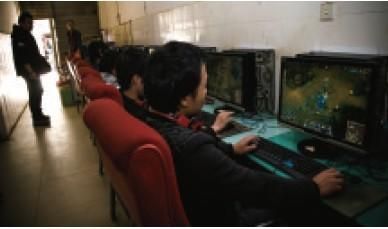 黑网吧里坐满了打游戏的人。石瑶 摄