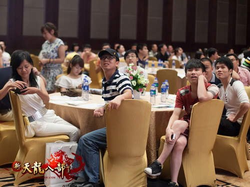 激烈的战况吸引了现场玩家