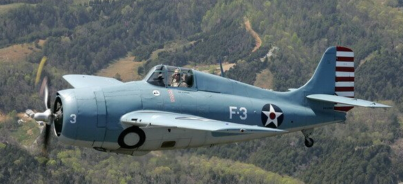 曾在太平洋战争中使用的F4F野猫战斗机，驾驶舱位置纵向排列着击落标志