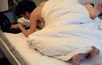 奇葩玩家看这里 抱着妹子不忘游戏才是真爱