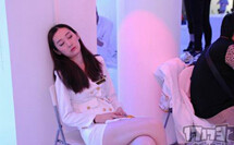 美丽的背后全是疲惫 妹子坐着就睡着了