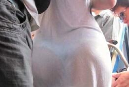 妹子猥琐动作太诱人 可以骚但你不可以扰