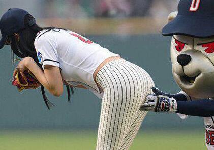 看到妹子的腚就把持不住了 小熊也饥渴了