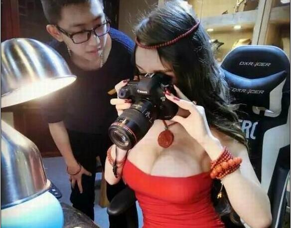 乳此妹子玩相机 继承冠希哥最强意志