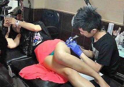 牙刷排起动作片 妹子撩起裙子拍内裤