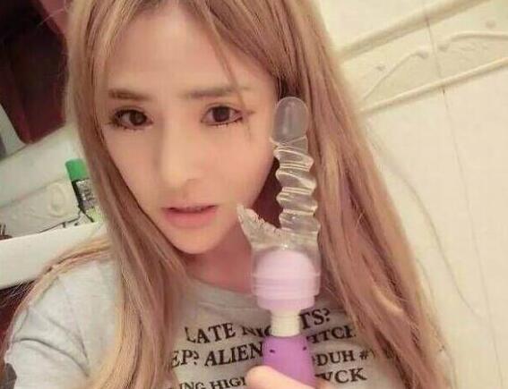 清纯妹子还有么 充气老婆也能救你一命