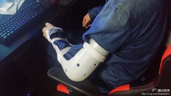 选手带伤坚持比赛 Snake能否再创奇迹