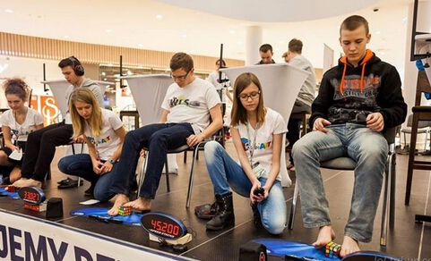 国外儿童真会玩：魔方拼凑纳尔与男枪