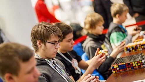 国外儿童真会玩：魔方拼凑纳尔与男枪