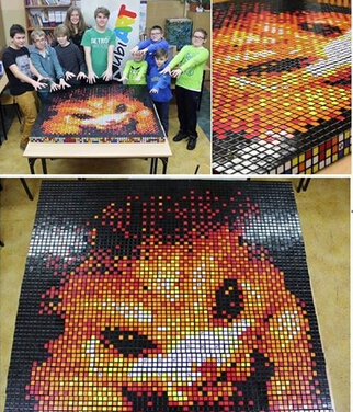 国外儿童真会玩：魔方拼凑纳尔与男枪