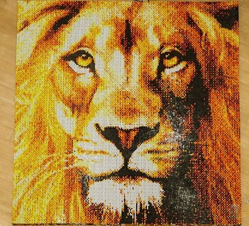 国外儿童真会玩：魔方拼凑纳尔与男枪