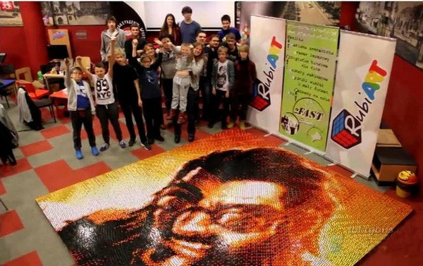 国外儿童真会玩：魔方拼凑纳尔与男枪