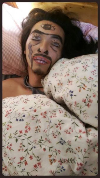 女子叫不醒熟睡男友 将其画成德莱文