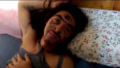 女子叫不醒熟睡男友 将其画成德莱文