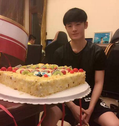 生日快乐 OMG基地为灵药庆生照片曝光