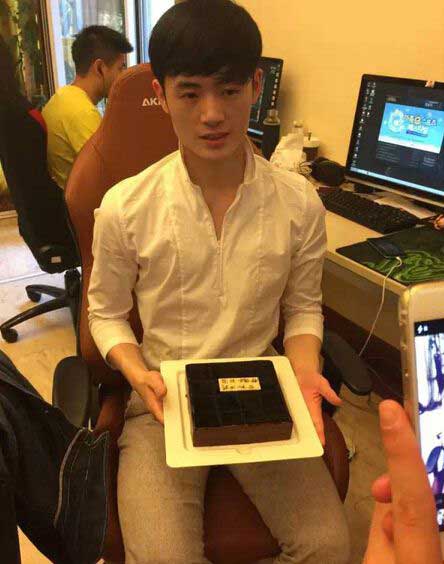 灵药生日吃蛋糕 OMG基地为灵药庆生