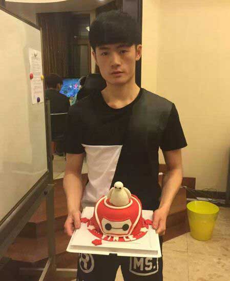 灵药生日吃蛋糕 OMG基地为灵药庆生