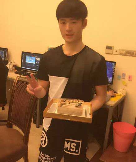 灵药生日吃蛋糕 OMG基地为灵药庆生