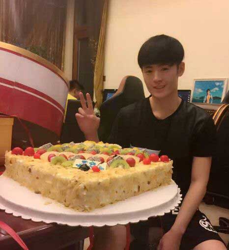 灵药生日吃蛋糕 OMG基地为灵药庆生