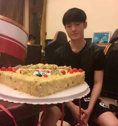 灵药生日吃蛋糕 OMG基地为灵药庆生