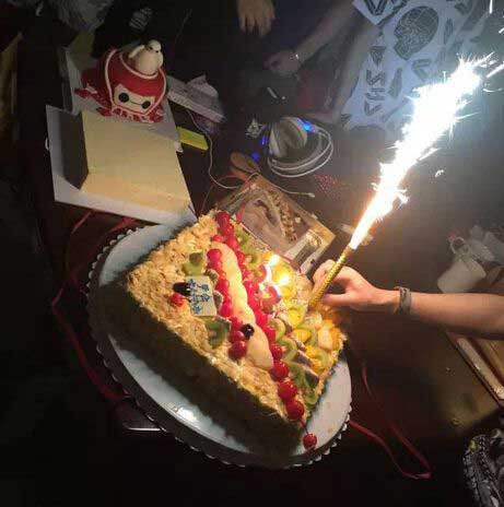 灵药生日吃蛋糕 OMG基地为灵药庆生