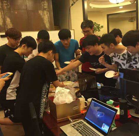 灵药生日吃蛋糕 OMG基地为灵药庆生