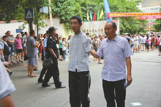 603分无臂考生是LOL高手 用脚完虐同学