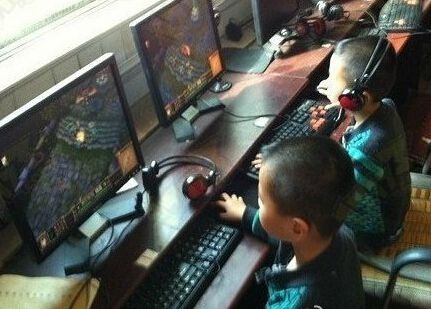 大学生玩游戏险失明 专家提醒谨慎用眼