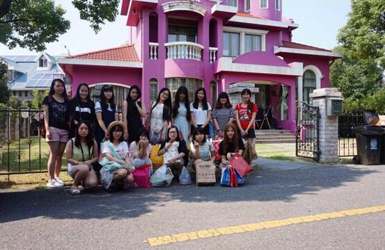 大舅子搂抱靓妹 被粉丝玩坏的WE开放日