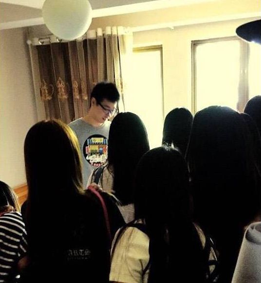 大舅子搂抱靓妹 被粉丝玩坏的WE开放日