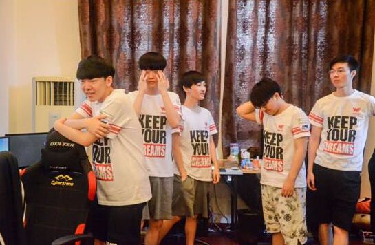 大舅子搂抱靓妹 被粉丝玩坏的WE开放日