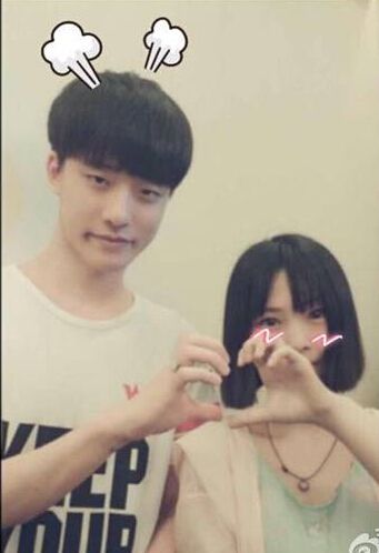 大舅子搂抱靓妹 被粉丝玩坏的WE开放日