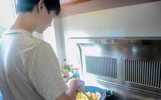 大舅子搂抱靓妹 被粉丝玩坏的WE开放日