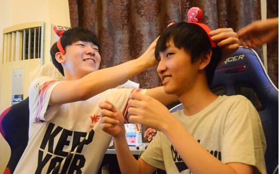 大舅子搂抱靓妹 被粉丝玩坏的WE开放日