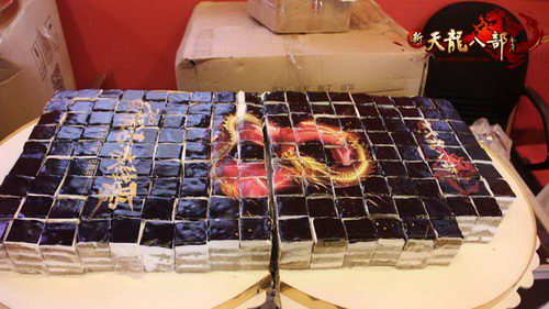 玩家自制蛋糕，庆祝天龙八周年