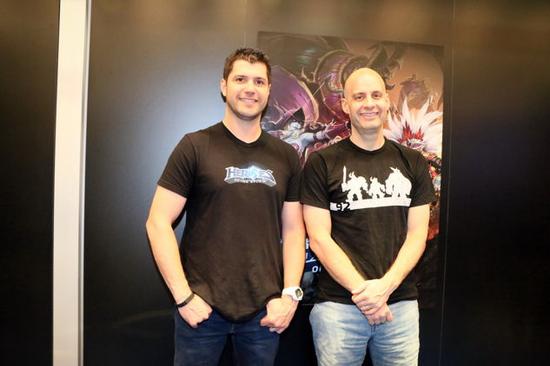 《风暴英雄》游戏总监暨副总裁 Dustin Browder(右)常常在推特上响应玩家意见