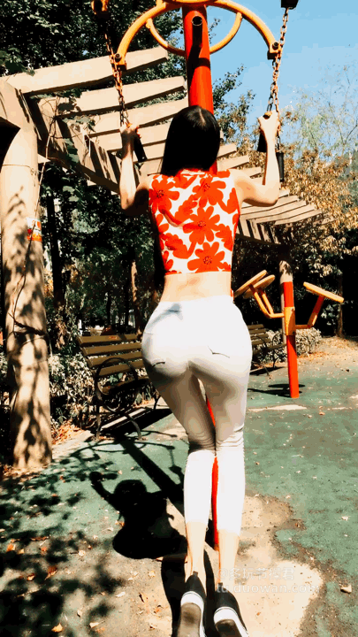 最囧福利搞笑gif之辣妹子辣到生活不能自理