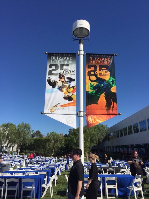 暴雪成立25周年庆祝：会场外布置场景图