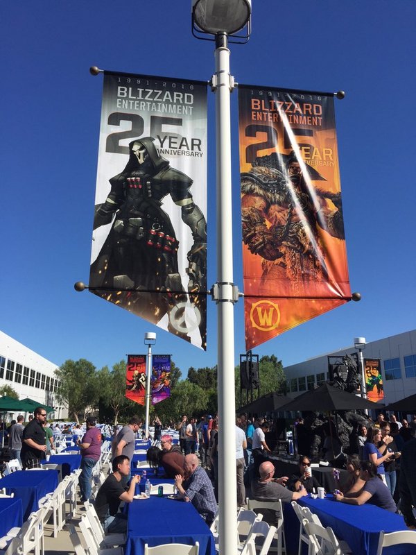 暴雪成立25周年庆祝：会场外布置场景图