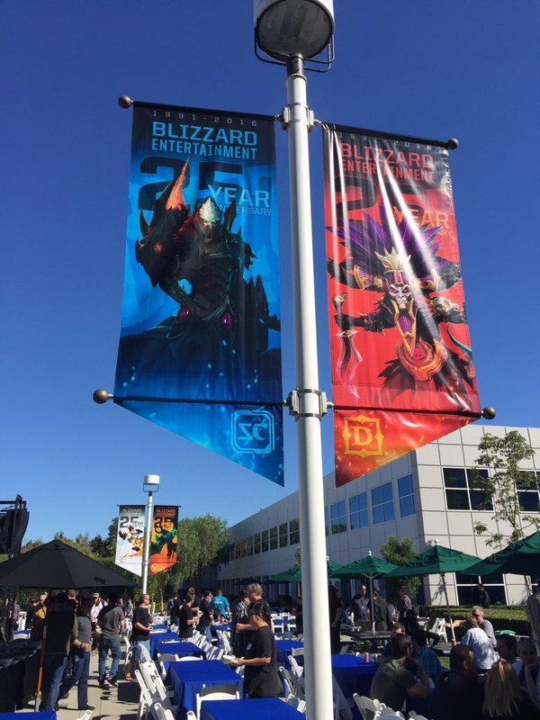暴雪成立25周年庆祝：会场外布置场景图
