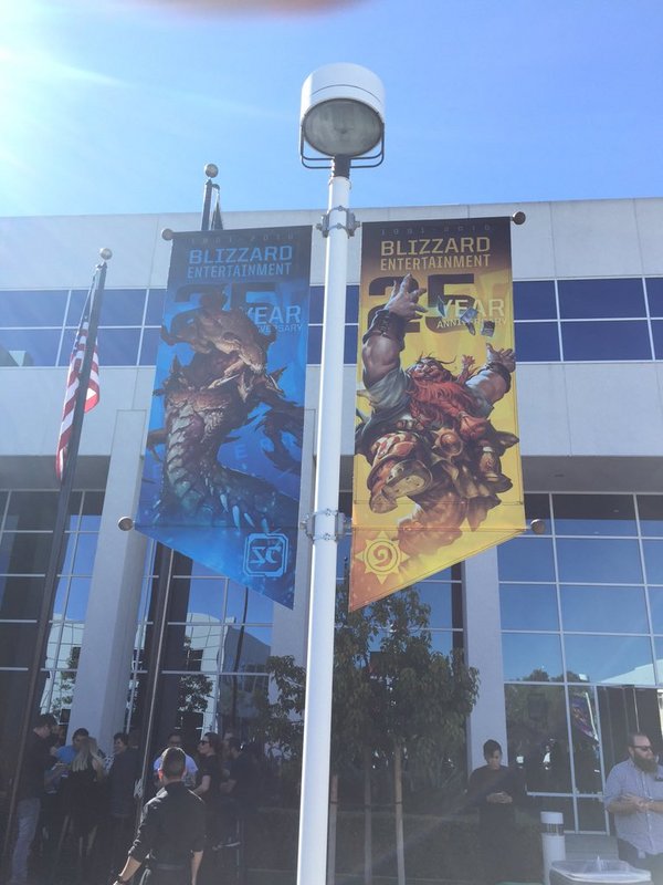暴雪成立25周年庆祝：会场外布置场景图