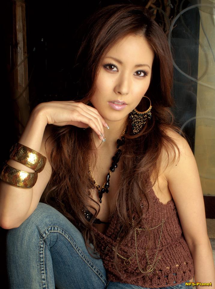 《极品飞车10》原声音乐的演唱者日本著名流行歌星Melody