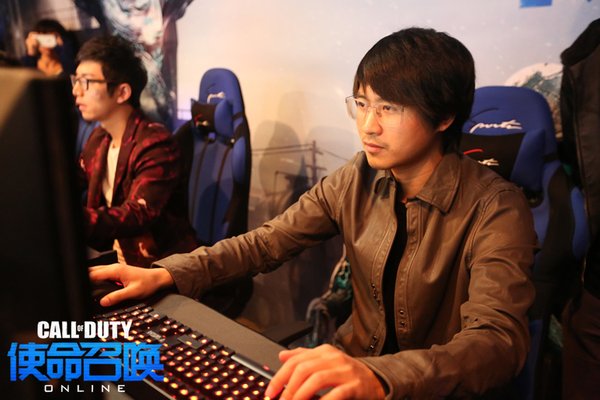 韩寒亲上阵 出战《使命召唤Online》媒体赛事获首胜
