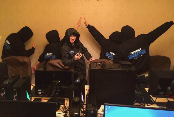 韩寒再战《使命召唤OL》媒体赛 微博许愿终晋级4强